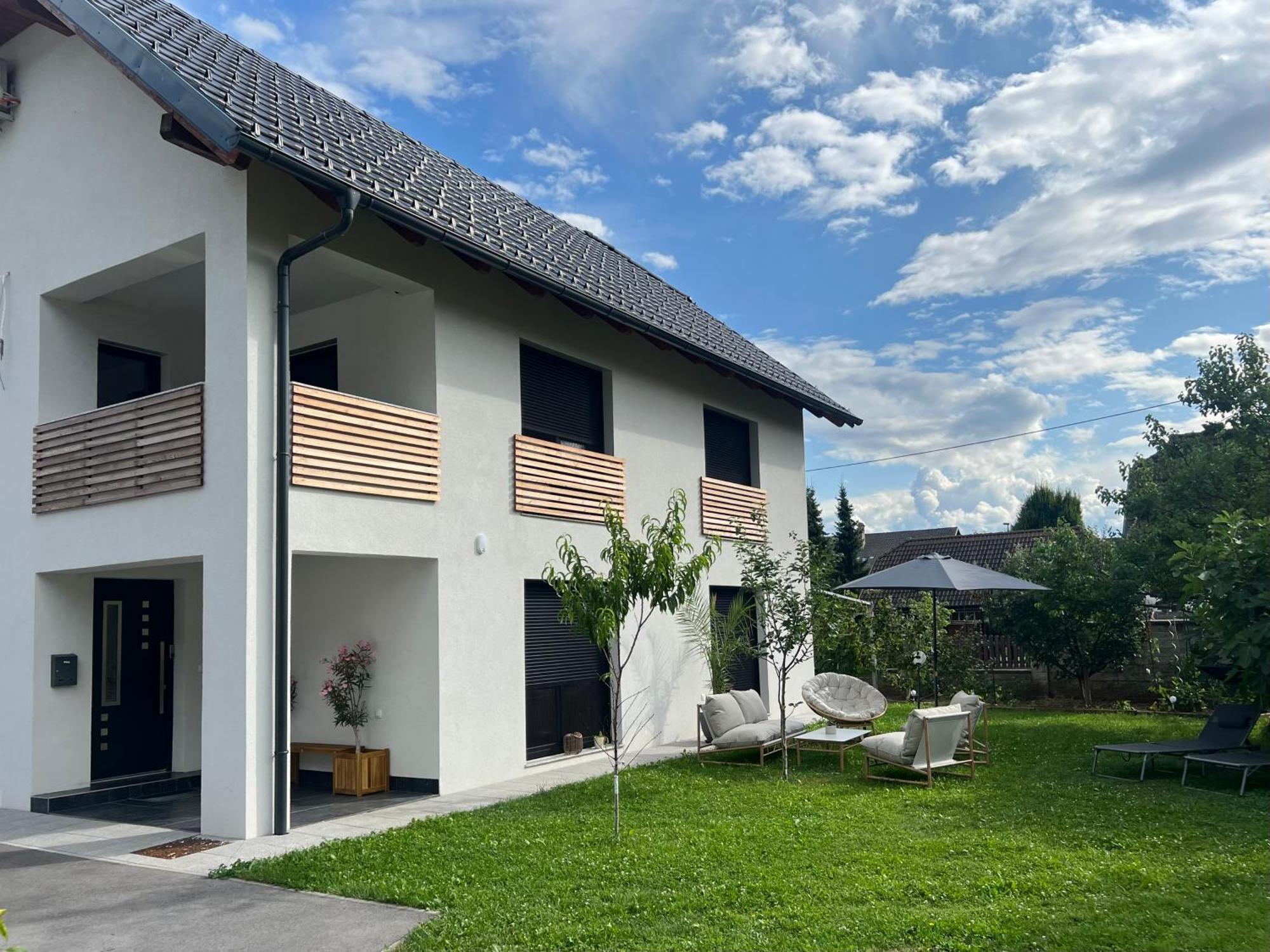 Aura Apartment *