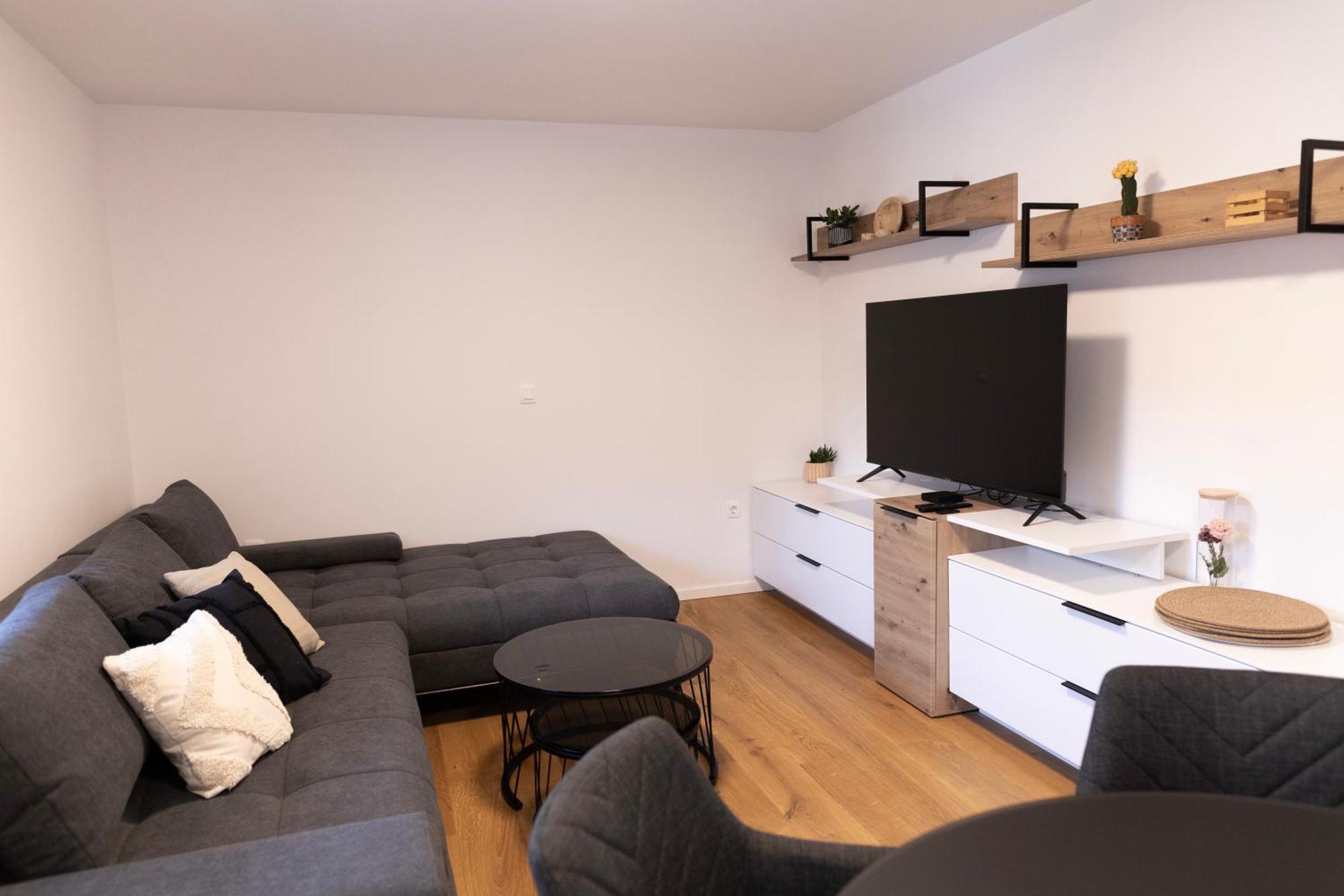 Apartment Aura Zirovnica